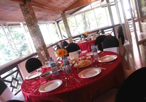 MawanellaMahoya的一张桌子,上面有红色的桌布和盘子