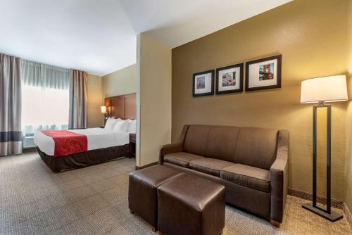 梅森Comfort Suites Mason near Kings Island的酒店客房,配有床和沙发