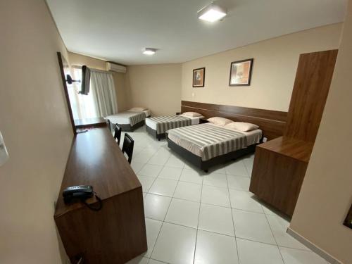 波多韦柳华丽套房酒店的酒店客房配有两张床和一张书桌