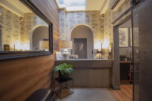 佛罗伦萨雨果精品酒店的一间带水槽和镜子的浴室