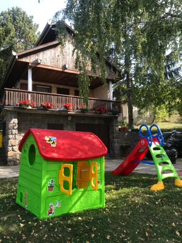 维尔蒂尼克Vikend kuća Betula的一个带玩具屋和滑梯的游乐场