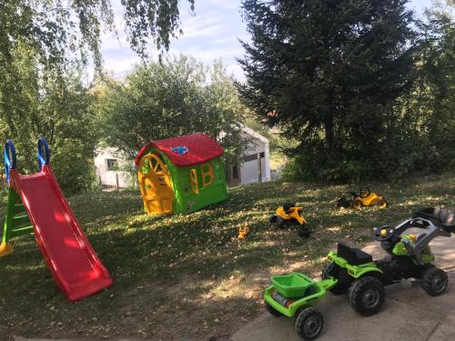 维尔蒂尼克Vikend kuća Betula的草丛中的玩具,带游乐场