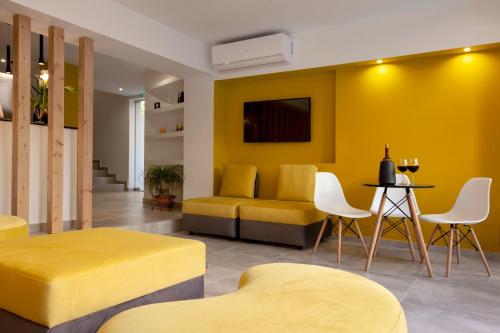雅典STAY INN的黄色的客厅配有沙发和椅子