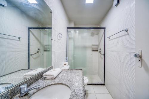 马塞约Ritz Praia Hotel的一间带水槽和淋浴的浴室