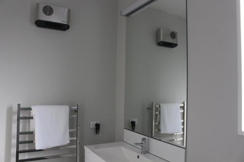 特卡波湖Fivestone Suite的白色的浴室设有水槽和镜子
