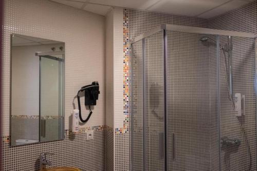 纳龙Spa Suites Odeón的带淋浴的浴室和墙上的电话