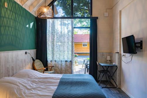 达尔夫森Hartjedalfsen的一间卧室设有一张床、一个窗口和一台电视