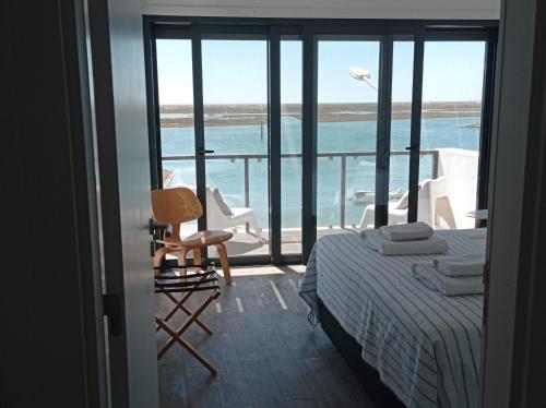 圣卢西亚岛Flamingo Beach House的一间卧室配有一张床,享有海景