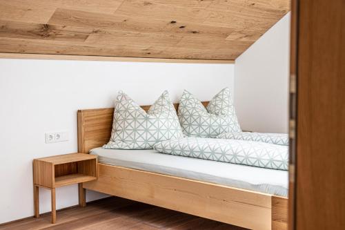梅劳Haus Moosbrugger的一张床上的白色枕头