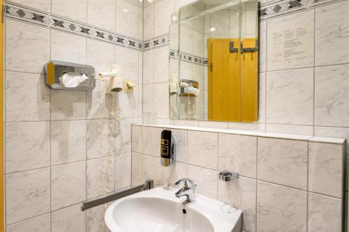 科隆科劳肯伽斯酒店的白色的浴室设有水槽和镜子