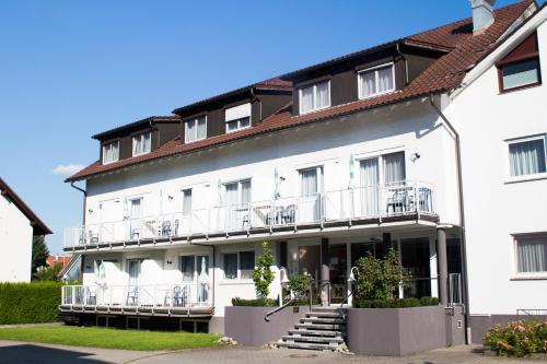 梅肯博伊伦雄狮酒店的一座大型白色建筑,设有阳台和楼梯