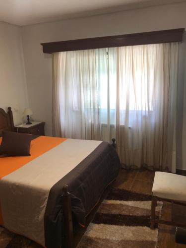 吉尔斯Casa Lola Principe的一间卧室配有床和带窗帘的窗户