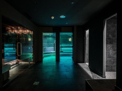 采尔马特采尔马特国家酒店的暗室,走廊上设有绿灯