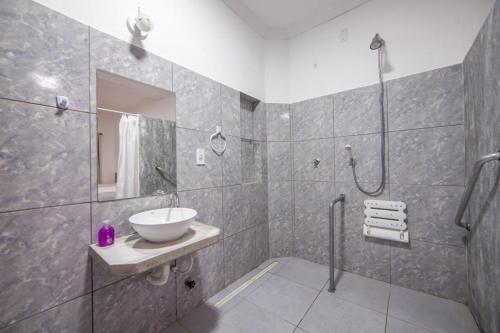 福塔莱萨Luxury Flats Ambiente Cristão的一间带水槽和淋浴的浴室