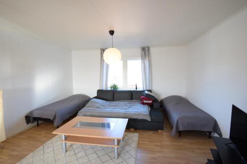基律纳Big Apartment in central Kiruna 6的客厅配有沙发和桌子