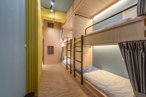 三星乡山多香青年民宿 Santhosham Hostel的走廊上设有两张双层床。