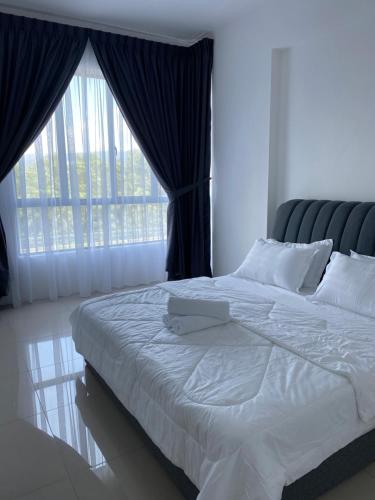 怡保Sumayyah Homestay @ Casa Kayangan的一间卧室设有一张大床和大窗户