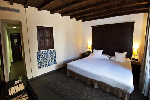 阿拉色那阿拉塞纳修道院Spa酒店的卧室配有一张白色大床