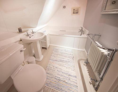 ChideockThe Burrow的浴室配有卫生间、盥洗盆和浴缸。