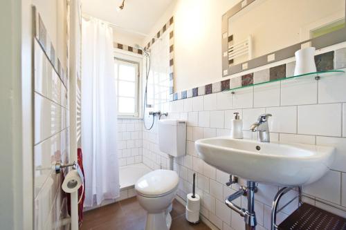 翁德洛FeWo Katharina (Teestube Undeloh) Lüneburger Heide的白色的浴室设有水槽和卫生间。