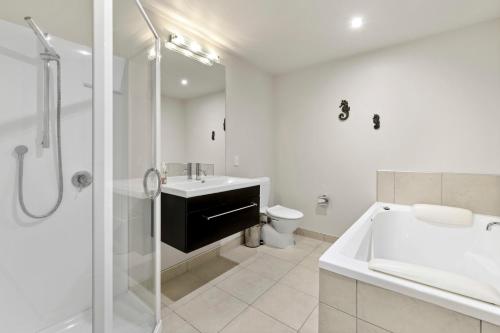 陶波Bay Bliss - Lake Taupo Holiday Home的带浴缸、盥洗盆和卫生间的浴室