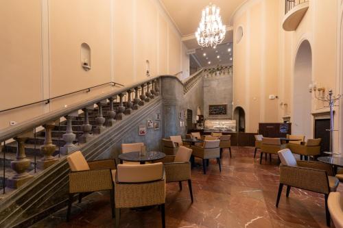 德累斯顿Star G Hotel Premium Dresden Altmarkt的餐厅设有楼梯和桌椅