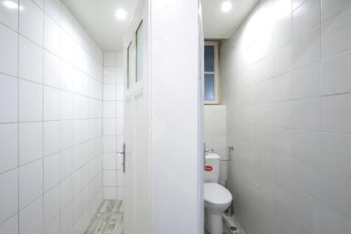 瓦尔纳Hostel Musala的白色的浴室设有卫生间和窗户。