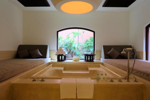 华欣Hyatt Regency Hua Hin的带浴缸的浴室、床和窗户