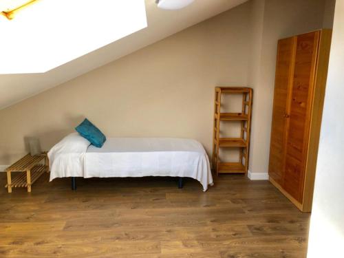 恩坎普PROBER-CHAMOIX 68的一间卧室配有一张带蓝色枕头的床