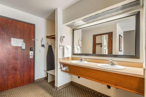 格雷舍姆Quality Inn Gresham的一间带两个盥洗盆和大镜子的浴室
