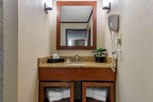 曼哈顿曼哈顿康福特套房酒店的一间带水槽和镜子的浴室