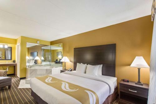 伦敦伦敦品质客栈的酒店客房设有一张大床和一间浴室。