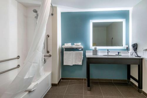 杜兰戈Sleep Inn Durango的一间带水槽和镜子的浴室