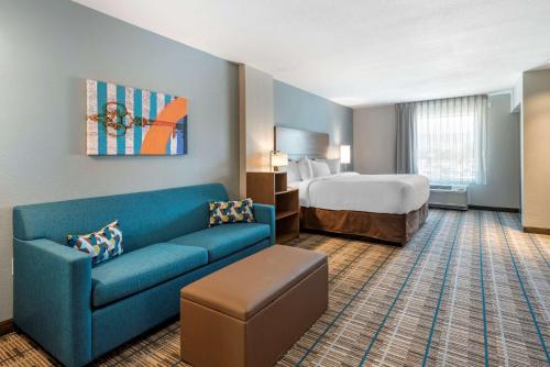 杜兰戈MainStay Suites Durango的酒店客房设有一张沙发和一张床