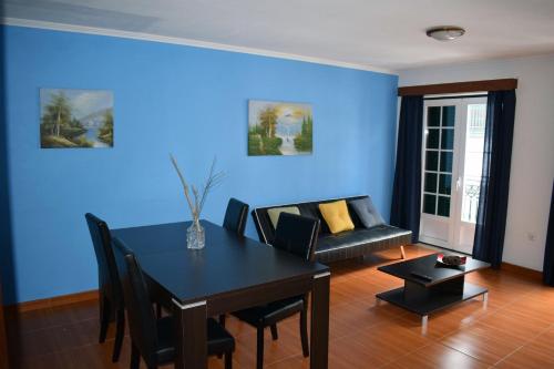 奥尔塔Residência Machado的蓝色的客厅配有桌子和沙发