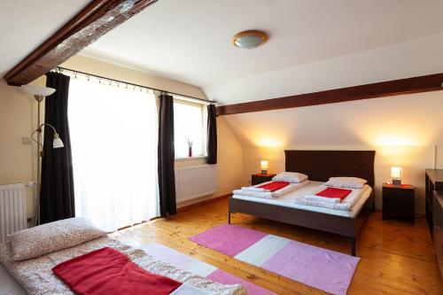弗拉塔赫阿蓬布里克莫尔塔尔之家旅馆的一间卧室设有两张床和大窗户