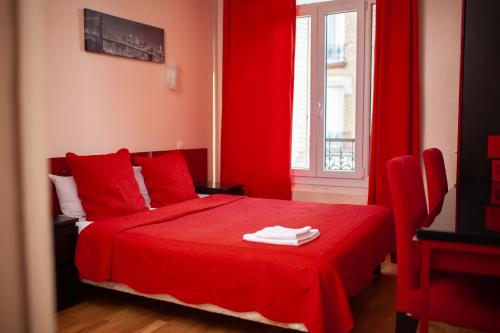 舒瓦西勒鲁瓦帕克酒店的红色卧室配有红色的床和红色窗帘