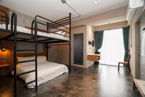 台东俗离居的一间卧室配有两张双层床和一张书桌