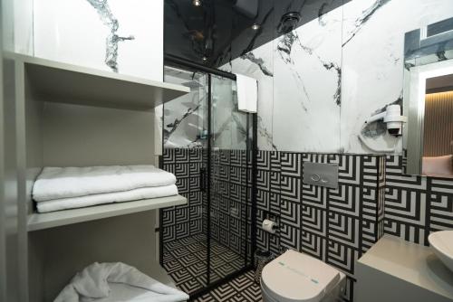 安塔利亚巴塞尔酒店 的带淋浴和卫生间的浴室
