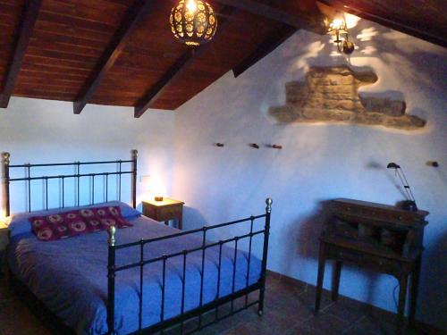 Guaso贝斯特雷吉度假屋的卧室配有一张床和一张桌子