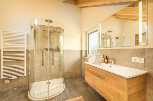 米明Seelos - Alpine Easy Flats的带淋浴和盥洗盆的浴室