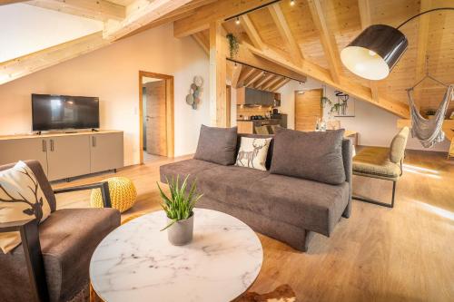 米明Seelos - Alpine Easy Flats的客厅配有沙发和桌子