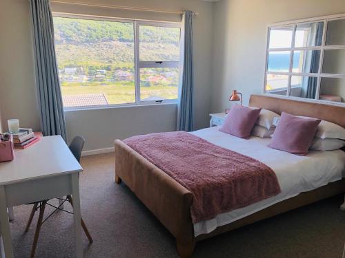 钓鱼镇Whale Bay Villa的一间卧室设有一张床和一个大窗户