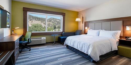 布兰登维斯特恩汽车旅馆的酒店客房设有床和窗户。