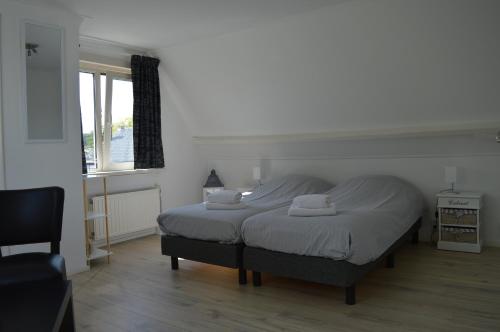 巴勒哈姆斯泰德t拉格Uus住宿加早餐旅馆的一间卧室配有一张带两个枕头的床