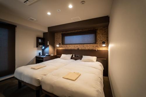 HOTEL TABARD TOKYO客房内的一张或多张床位