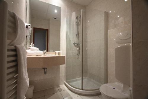朗巴勒朗巴勒基里亚德酒店的带淋浴、盥洗盆和卫生间的浴室