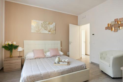 内格拉尔Camere Santa Rita的卧室配有一张带粉红色枕头的大床