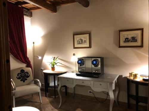 罗马Castle of Glamour XVI century Luxury Apartments的客房设有一张书桌和一台电视机
