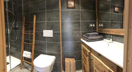 瓦什雷斯Atelier des Sapins Blancs (chambre double)的一间带卫生间和水槽的浴室